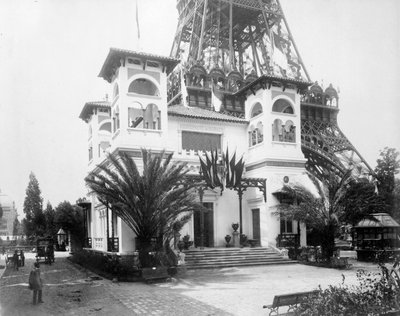 Pavillon de Monaco, avec la base de la Tour Eiffel en arrière-plan, Exposition de Paris, 1889 - French Photographer